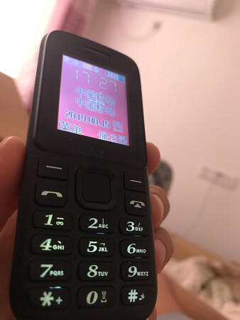 小手机方便实用，待机时间长，音量大，双卡双待功能特别好，喜欢黑色