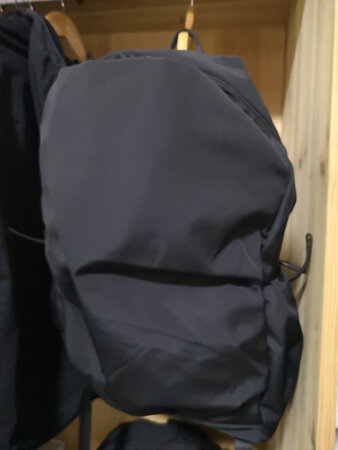第二次购买，第一个送弟弟的，使用感受，大体还算可以，只是有一个非常大的缺点，背后那个纽扣不紧，容易松整个背包容易开口很大，影响和谐，一体性，也感觉后面很不安全，这一点真的很难受，但是又找不到穿黑色的布料好的背包只能再买这个