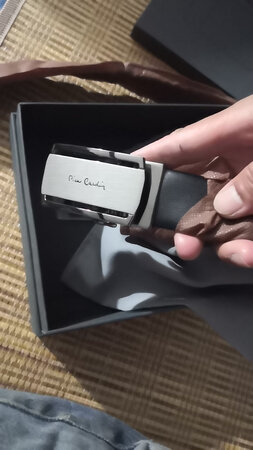很好的腰带，是真皮的。