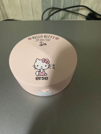 很实用的小镜子，不仅有灯，还可以当补水仪用，而且喷雾很大很密集，补水效果很好，性价比很高，颜值也很高，闺蜜看到了也夸好看，过几天闺蜜生日，打算再买一个送她，给她个小惊喜。物流也很快，强烈推荐小姐妹购买~