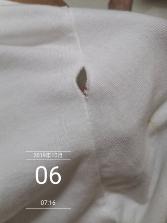 第一件洗一次  线缝开了   第二件打开包装有污点  客服说不能退  就将就穿了  几十块钱不退就不退吧  第一次在京东就上当
