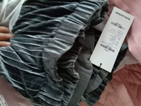页面一直出这个裙子。然后入坑的这家店。她家衣服还真是遮身材。我微胖不过这个裙子也挺显瘦的。一腿胖的人，靠半身裙活着。哈哈。有没有和我一样的。可以买也可以囤货的。不过我做活动买到的。性价比也不错。挺好的购物体验。