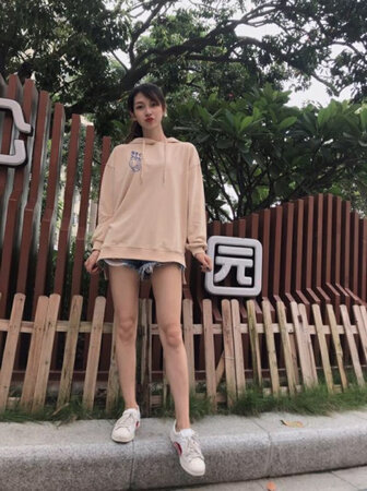 卫衣质量很好，料子柔软舒服，款式好看，颜色很百搭，很喜欢