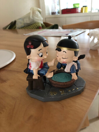 这个小摆件真心的很好，也是挑选了好久才找到的，“知足”系列确实很好很喜欢，买来送给老婆的生日礼物，老婆很喜欢，以后按这个摆件的做法服务一下也是很好的！相亲相爱，送给老婆的礼物要用心。其实，生活真的需要仪式感，很多时候也要有一些小惊喜，生活才更精彩！