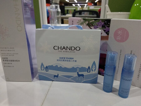 产品香味：个人觉得没什么香味，还挺好的。
使用效果：雪润皙白系列自己一直用 已经第二套了，感觉补水还是挺不错的，皮肤感觉确实好些了。推荐晚霜，特别好用!!!!
适合肤质：个人是混合偏干，但感觉除了敏感肌要自己挑一下外，干性油性都可以用。
还有蛮多小赠品，赶上活动期间买巨划算，怎么说也是国产大牌，至少质量有保障～