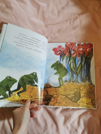 家里有很多本李欧里奥尼的书了，趁着这次京东活动又入手了这本《一只神奇的蛋》我觉得李欧里奥尼的书能 从很多方面打开孩子的脑洞，比如这本小青蛙发现一只青蛙的蛋这本书，一只小青蛙对什么都好奇，发现了一颗蛋，但是他们没有见过鸡也没有见过鳄鱼，把孵出来的鳄鱼当作小鸡了，还一直叫小鸡小鸡，最后小鳄鱼和妈妈在一起鳄鱼妈妈叫小鳄鱼了青蛙还是顽固不化嘲笑别人是错的，我觉得这可以和孩子在轻松的氛围里告诉孩子什么是对的什么是错的，轻松愉快的告诉孩子应该怎么做。