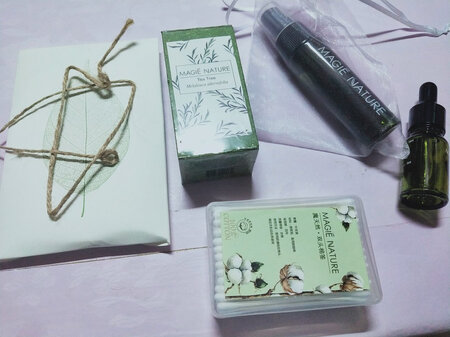 我买的是茶树精油，我是痘痘肌，尝试过很多方法，自己还没有试过纯露精油，之前在美容店用过复方精油觉得还不错。纯露和精油纯天然，不伤肤。这个茶树精油主要祛痘的，多次少量涂抹。买精油送纯露，送的纯露比较清爽，就是我还没用价格就完了?，毕竟是送的，哈哈哈！这次双十一我又在~上买了薰衣草纯露，主要祛痘印。魔天然在~也有旗舰店，我双十一参加的~盖楼活动，有津贴红包就在~上买了！非常感谢京东的客服，双十一我给她拍了我的脸部现状，还鼓励我！我觉得痘痘肌可以多用些天然的东西，纯露和精油结合着用！店家配的很好，买精油送纯露小样，买纯露送精油小样，用着不错可以买正品。
