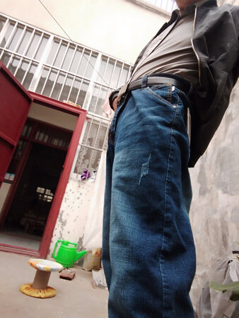 穿了几天才来评价。真的很舒适，宽松并且有型。弹力也不错。裤子做旧自然。做工也很好，相比来说我的拍照技术就差。