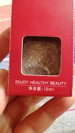 买这个冲着亮片去的，刚开始我用的拉线笔，自己抹有时多有时少，我又不爱做法式帖，亮片抹着也不太均匀，正好看到这款，我又偏爱裸色，涂两遍裸色颜色，第三遍正好用这个在甲面上轻轻涂抹，效果特别好，想要全抹就全抹想要半抹就半抹，真是百搭！