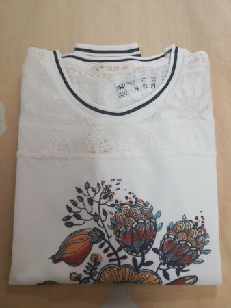 衣服很漂亮，与商家描述一致，质量不错