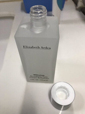 第一次用雅顿的产品，有厚度，用着还不错，可惜口不是压嘴式的，用起来不方便