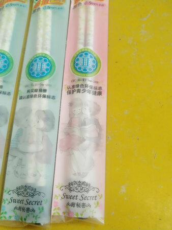价格便宜，送货快。开了一支，书写流畅。包装设计的也很好，唯美风。不得不说现在的东西，不管什么，包装都很有卖相。但作为一名孩子刚上三年级的父亲（学校要求用可擦笔了），我看到这种设计还是很担心，包装上的图片个人觉得太过成人化，现在的小孩子受到的各种刺激已经很多，天天接触的文具上面还是请厂家克制一下吧，毕竟这种笔的最大消费人群就是广大的小学生和中学生。保护未成年要身体力行。