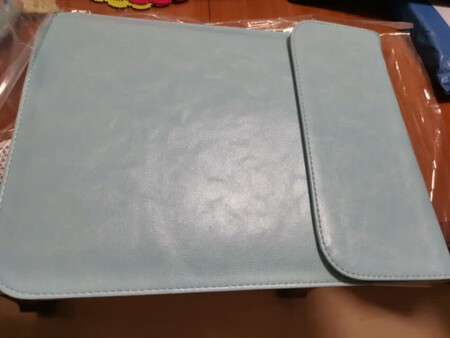 质量特别好。大小正合适。不会太大 也不会太小。电脑放进去不晃 手感也很好