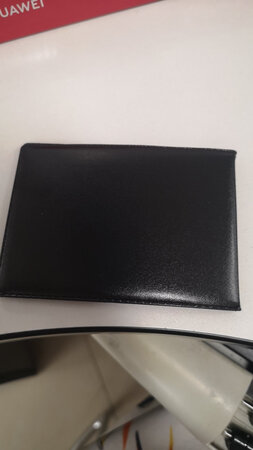 质量很好，刚好合适放我的驾驶证，价格也实惠，一下买了两本，材质手感很好，不类似那种臭臭的塑料闻起来没有任何臭胶的。