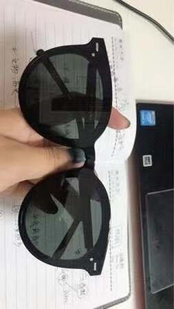 墨镜跟图片一至，没有误差，包装也很不错，很高级，而且戴着很舒服，不晕，眼镜本身是有一点重量的，不是便宜的塑料材质，戴着不压鼻梁，收到宝贝很惊喜，遮阳效果也很不错呢，眼镜样式是今年流行的款，
比实体店便宜很多，这款是稍微偏圆一点的，不是方形的，戴着也挺显脸小。