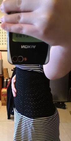 客服的态度特别好，很认真也很耐心，非常热情，推荐的尺码也很准确。设计是防止卷边的，一点都不会卷边，不管坐着还是躺着，都不觉得勒，束身效果很好。 收到立马穿上了，最近工作原因坐着的时候特别多，吃完就坐下导致肚子上长了赘肉！