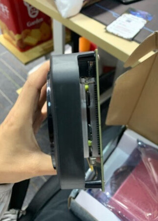 那台旧电脑本来不指望升级的，就一直丢给父母用；自从家里换成平板电视+智能盒子后父母喜欢上点播****看远比台式电脑方便，所以我才从家里把台式电脑带去公司用。有时候部门比较清闲提前下班的时候就拉上同事在公司来几盘吃鸡，但是玩游戏只能是最低画质，还会比较卡。之前没配备独立显卡就一直拖到现在，考虑到自己会玩游戏还是选个独立显卡吧，不想买太贵的，所以预算就在900元以内；在京东上看到一款只要798元就很心动，背面的电容贴牌都还算干净整洁，铝挤压散热片，说明发热量应该不会很大