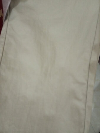 价格略贵，走线整齐，没什么线头，裤子轻薄透气，夏天穿可以，但是容易皱，水洗不掉色，送货挺快的，整体好评