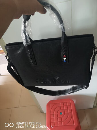 外观颜值：外观设计很漂亮，时尚霸气
材质手感：手感还可以，比较硬朗。
容量空间：容量很大，非常适合
做工细节：还是比较细腻
适用场合：办公跟旅游都适合
其他特色：设计巧妙，隔层不错。