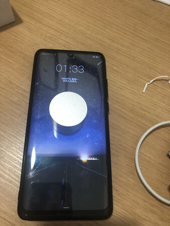 很小巧玲珑，触感很不错，塞耳朵里不剧烈运动不会掉，音质也挺好，还不错