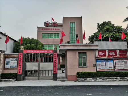 国庆国旗飘飘，只是比平时购买贵了。