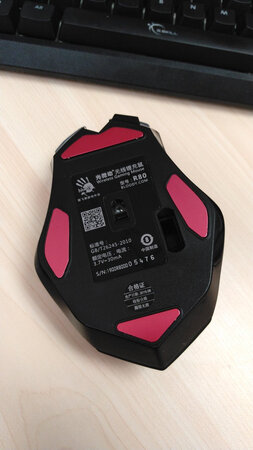 耐用度：一般，不玩游戏，差不多可以连续使用两到三天
其他特色：优点是无线方便，大小适中，可充电锂电摆脱了换电池的麻烦。缺点更显著，手感一般，对称形状右侧底边凸出部分对小指极不友好，习惯后好一点；灯光只有交通灯三种颜色；刚开始感觉灵敏度不好（软件也不咋会设置），滑动阻尼大，难以精准点击，换了个鼠标垫好了一些。