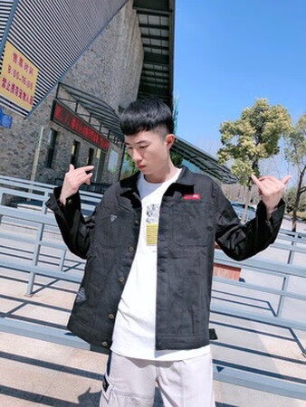物流挺快的,衣服面料摸着舒服柔软,没有多余的线条,黑色百搭,上身效果挺好的,酷酷的,喜欢。