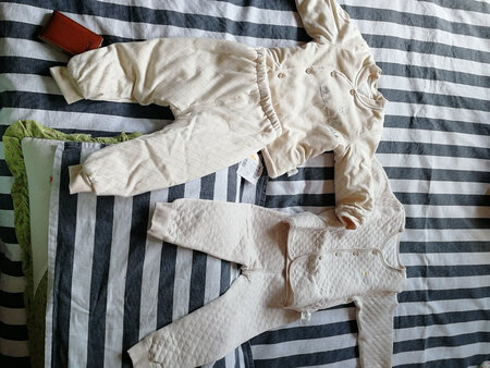 买上就降价了，衣服确实不错。期待冷的时候宝宝穿上衣服