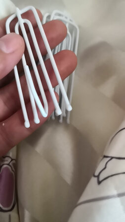 在线下看了蛮久的也没看到合适的一款，就来东上面找找，没想到淘到宝贝啦。
这款窗帘真心不错，颜色挺正的，跟家里的风格比较搭配，料子满厚实的，有光泽，自带闪闪的效果哦～
妈妈说这个材质蛮好清理的，很容易打理，挺好！