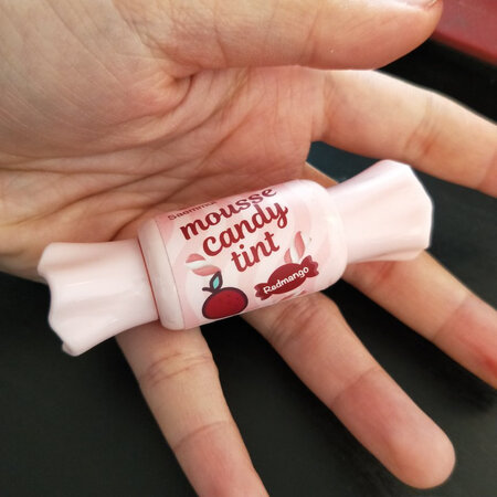 产品外观：颜值可爱嘻嘻，少女心满满嘻嘻
保湿效果：很滋润，不拔干
持久效果：轻微掉色，持久度还可以啦
轻薄程度：不会厚重，很轻薄
显色效果：和大牌没有差别，颜色很好看呀
膏体气味：很好闻的草莓味嘻嘻