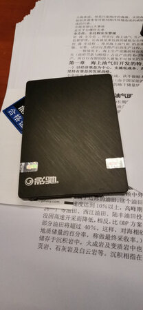 传输速度：非常快速，毁天灭地，几秒钟一部蓝光动作片
游戏效果：非常经验，我进游戏都把对面击杀一轮了，对面才反应过来
兼容属性：非常兼容，我家十几年前的amd平台机器仿佛打了鸡血一般，回光返照，老当益壮
质保年限：非常长久，天长地久有时尽，质保绵绵无绝期啊
其他特色：送了红包却不知道买啥，就买了快硬盘，过年回家把老机器硬盘换下