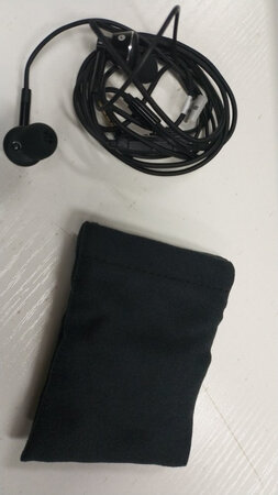 仔细对比了一下索尼大法和其他的普通耳机。这个耳机的低音还是比较重的，但是人声和高音解析就差很多了。
