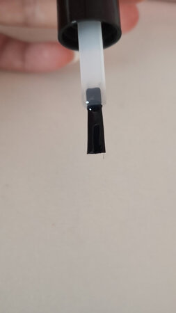 产品光泽：没什么味道，挺好，刷头略显粗糙参差不齐
干燥速度：十秒钟左右
