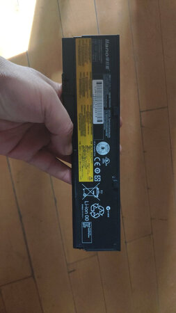 材质做工：看着挺好。
外观设计：和原装外观一样
安装操作：简单
使用效果：初用没发现问题，最后要再看看能待机多长时间。