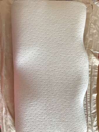 颈椎枕设计角度合理舒适，用了一段后感觉挺有效果，脖子不僵硬了，好多了，颈椎也变得灵活。
