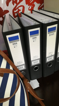 文件夹的纸板够坚实，中间的夹也顺划，可以。