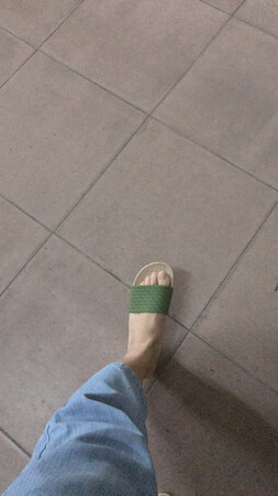 穿上脚真的好好看哦，很秀气，一点都不显低档次，打算再买一双黑色。