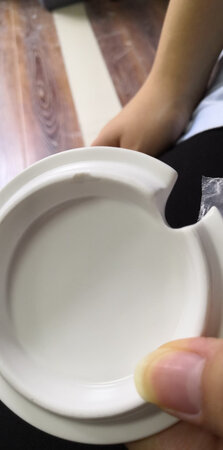 杯盖有缺损，底座的灯还是歪的哼
