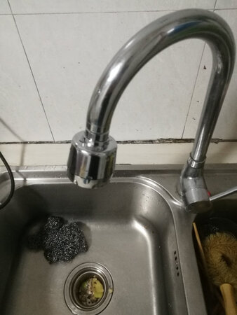 使用感受：安装简单，两档调速很好，有花洒模式，这样刷碗就不用担心溅到身上了，有快速模式，加大压力使水流变大，都十分的棒！
外观设计：设计简约不简单，十分的符合现代人审美。
做工材质：做工不错，安装上之后可以和水龙头浑然一体。