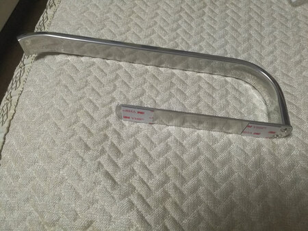 不错，是不锈钢的，希望3M胶和免钉胶能粘贴的牢固