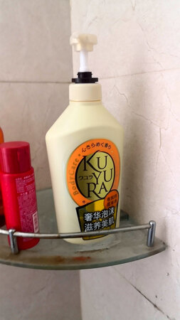 产品香味：还是那个熟悉的味道，很清淡，很舒服，泡泡很好冲洗