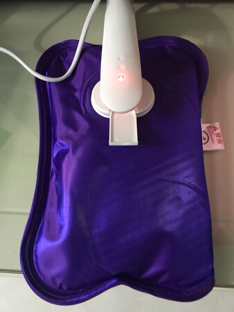 哈哈，买来热敷颈椎用的，可以一边热敷一边做事情，解放了双手，材质很柔软，不会使皮肤发痒，热水袋加热过程很安静，并没有那种煮沸似要爆开的那种恐怖感。隔着布套热敷颈椎，感觉温度大约有45度，这个温度刚刚好，颈椎烫得很舒服，坚持热敷一个月再看效果。