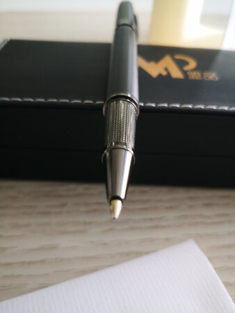 收到了笔，包装可以，笔的外观手感都行，可是写不出字。客服态度很好，说是小概率事件，送了五只笔芯。
