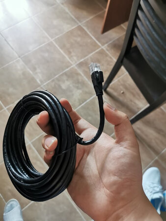 拿到手后第一感觉是包装很好，比几块钱的网线包装好很多，打开后线皮有点轻微塑料味。网线未CAT6的，即为6类线，其实在百兆网络下6类线跟5类线没啥区别，不过毕竟#一点，另外弯折了一下线，没感觉受力很严重，线的质量还是可以的。
