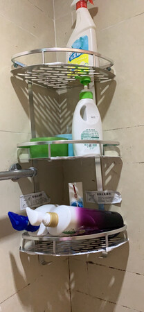 呃，这个架子，装起来的时候很薄，切的不是很平，不过装上去还是挺稳的，我怕太锋利，还用贴纸把边边都贴了一下，两个铁盘之间的距离太近了，只能放小瓶的洗发水和沐浴露，如果习惯用家庭装的同学还是不要选择这款了，东西还是能放很多的