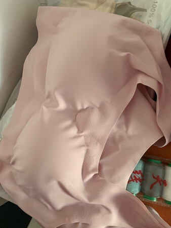 买了2件，摸起来很舒服，穿起来也舒服，质地柔软光滑，还挺好穿的。
