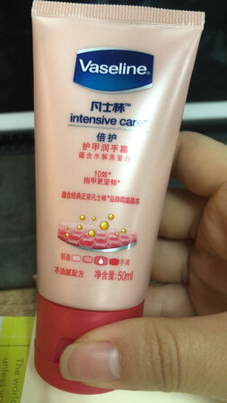 产品包装：粉色的挺好看的，小小只的放在包里携带也
非常方便
产品质感：包装质感不错，磨砂的
保湿效果：护手霜质地挺好的，是香香的味道，是属于
比较保湿的，不是特别清爽，适合冬天用，擦了手摸起
来软软的
产品香味：香味是典型的凡士林的味道~不是廉价的香
味
其他特色：非常实惠，一只可以用一冬天