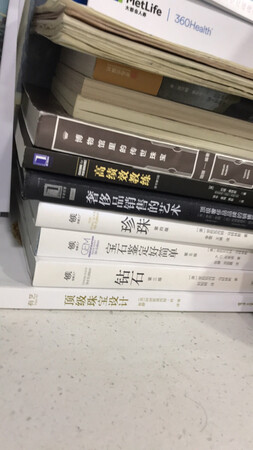 之前一直在书店或者批发市场去买书，但是价格很高而且品类有限，前段时间在京东上搜索书籍，发现了很多自己也很感兴趣的书籍，包括零售，奢侈品珠宝，等等各方面，所以说以后会继续在京东上买东西，特别是书籍选择多有保障，而且是正版会继续持续关注京东书籍，继续回购也会推荐给身边更多的同事跟朋友。