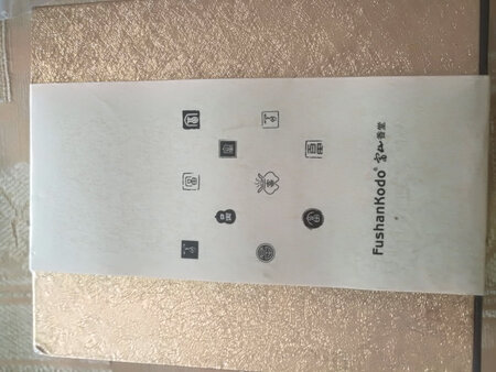 与描述相符，香味淡雅清新，味道纯正。品相看着很好的。味道看个人喜好了，个人认为味道再淡些更好。包装很好，每支香都保护的很完整，无破损。香炉精致，有香插，外观很惹人喜欢。富山的香整体感觉都不错，这款是台湾产的，以前购的有肇庆产的，比较更喜欢肇庆产的味道，淡雅出俗，适合家用。