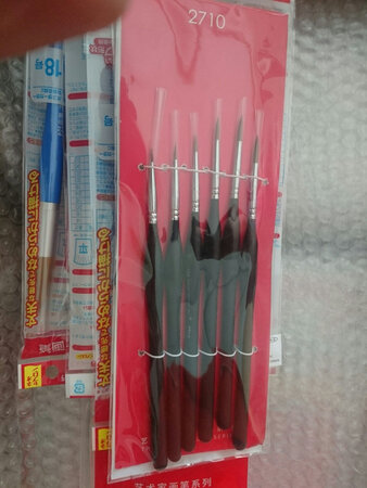 他们家东西很好用，价格实惠，就是还要运费，其他都不错，东西是正品，在他们家买了好几次绘画用品了，最大的东西是画架。